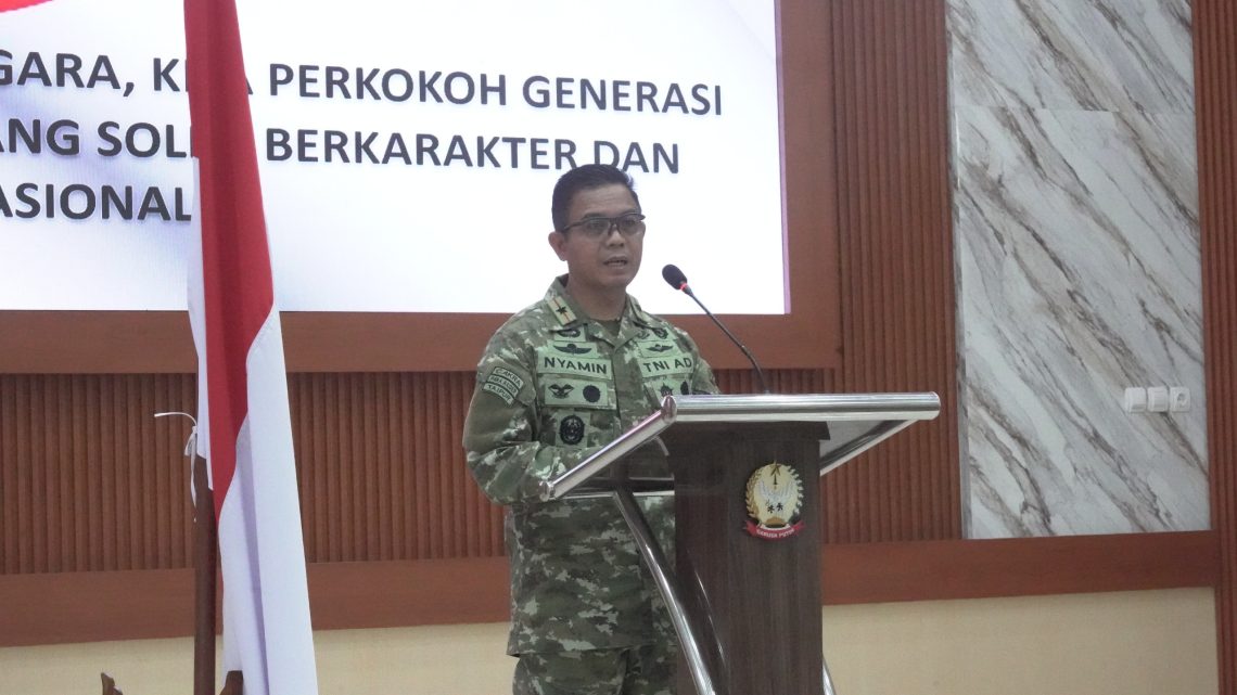Danrem 042/Gapu Brigjen TNI Nyamin menyampaikan sambutan saat kegiatan Komunikasi Sosial (Komsos) bersama Keluarga Besar TNI Tahun Anggaran 2026 di Balai Prajurit Korem 042/Gapu, Jambi, Kamis (29/10/2026).