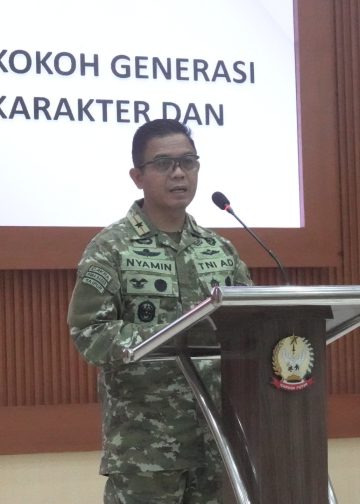Danrem 042/Gapu Brigjen TNI Nyamin menyampaikan sambutan saat kegiatan Komunikasi Sosial (Komsos) bersama Keluarga Besar TNI Tahun Anggaran 2026 di Balai Prajurit Korem 042/Gapu, Jambi, Kamis (29/10/2026).