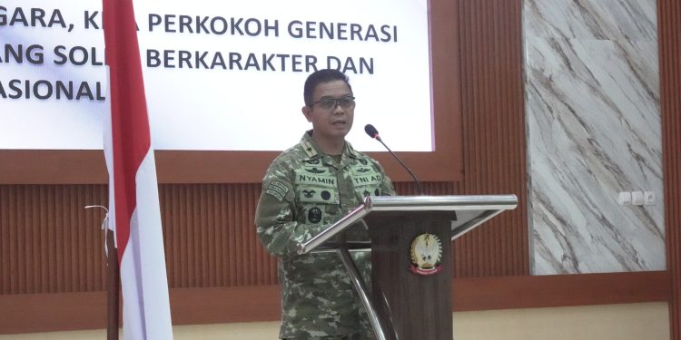 Danrem 042/Gapu Brigjen TNI Nyamin menyampaikan sambutan saat kegiatan Komunikasi Sosial (Komsos) bersama Keluarga Besar TNI Tahun Anggaran 2026 di Balai Prajurit Korem 042/Gapu, Jambi, Kamis (29/10/2026).