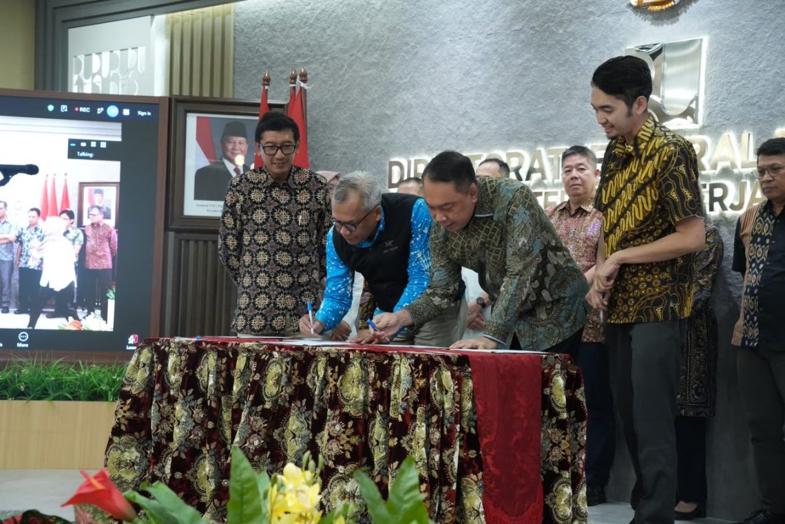 Direktur Operasi III Hutama Karya Iwan Hermawan mengikuti penandatanganan Lembar Komitmen Pemenuhan Mutu Konstruksi Jalan Tol bersama Kementerian PU di Jakarta, Kamis (29/10/2026).