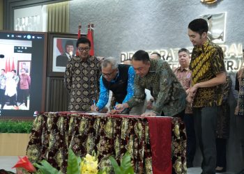 Direktur Operasi III Hutama Karya Iwan Hermawan mengikuti penandatanganan Lembar Komitmen Pemenuhan Mutu Konstruksi Jalan Tol bersama Kementerian PU di Jakarta, Kamis (29/10/2026).