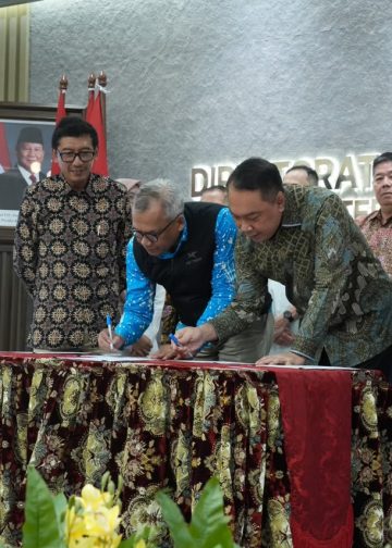 Direktur Operasi III Hutama Karya Iwan Hermawan mengikuti penandatanganan Lembar Komitmen Pemenuhan Mutu Konstruksi Jalan Tol bersama Kementerian PU di Jakarta, Kamis (29/10/2026).