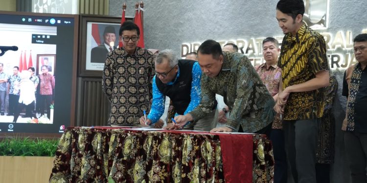 Direktur Operasi III Hutama Karya Iwan Hermawan mengikuti penandatanganan Lembar Komitmen Pemenuhan Mutu Konstruksi Jalan Tol bersama Kementerian PU di Jakarta, Kamis (29/10/2026).