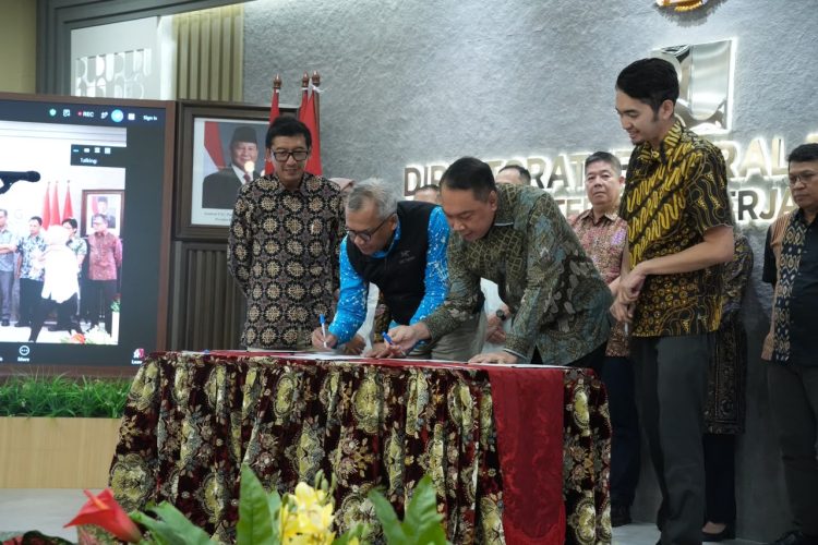 Direktur Operasi III Hutama Karya Iwan Hermawan mengikuti penandatanganan Lembar Komitmen Pemenuhan Mutu Konstruksi Jalan Tol bersama Kementerian PU di Jakarta, Kamis (29/10/2026).
