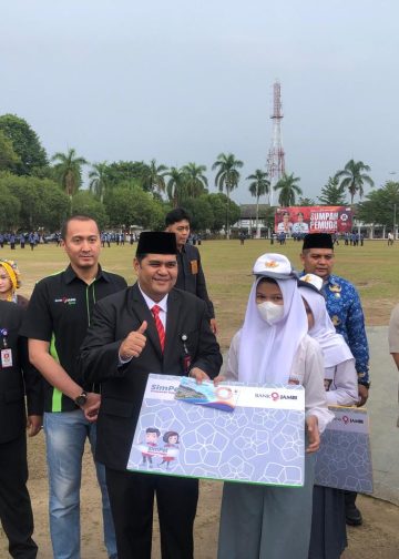 Direktur Operasional Bank Jambi didampingi Pimpinan Cabang KCU saat menyerahkan bantuan kepada siswa